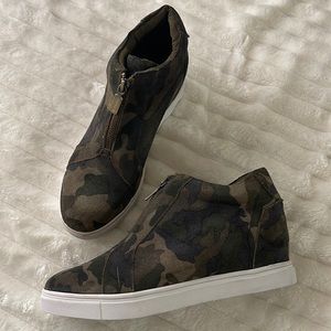 Blondo Waterproof Wedge Camo Shoe